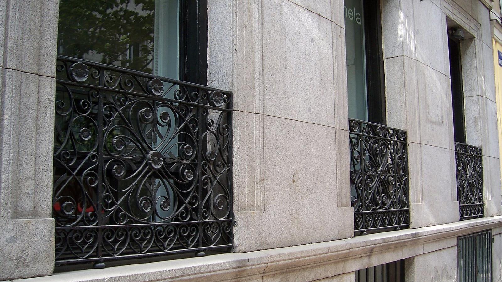 Balcones de forja en la calle Columela de Madrid